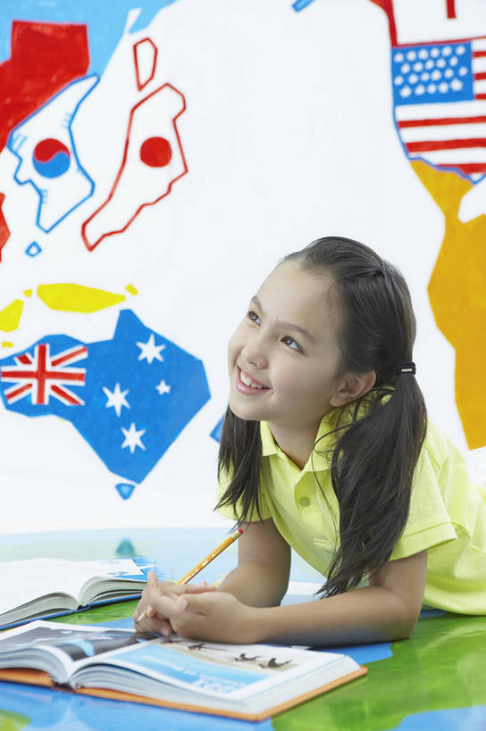 东方人,儿童,一个人,笑,微笑,露齿笑,竖图,室内,白天,正面,纯洁,旗帜,国旗,书籍,亚洲,仅一个女性,仅一个人,一本,撑,握,阴影,服装,反射,笔,影子,墙,办公用品,注视,休闲装,黄种人,墙壁,墙面,文具,一只,小孩,衣服,白色,铅笔,学习用品,书本,打开,翻开,观察,看,趴着,仅一个小孩,休闲,休闲服,可爱,童年,童趣,握着,服饰,观看,文具用品,察看,撑着,关注,童真,烂漫,无邪,掀开,天真,女孩,女人,女性,亚洲人,孩子,旗,书,图书,趴,半身,彩图,万国旗,女生