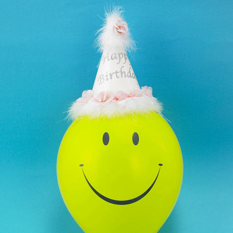 无人,竖图,室内,白天,正面,帽子,阴影,蓝色背景,纸质,装饰,反射,影子,塑料,生日帽,一个,黄色,气球,塑料制品,橡胶,摄影,影棚,单个,华丽,修饰,点缀,小丑帽,橡胶制品,三角帽,狂欢帽,派对帽,聚会帽,纸帽,衬托,美观,雅致,雅观,一顶,彩图,影棚拍摄,拍摄