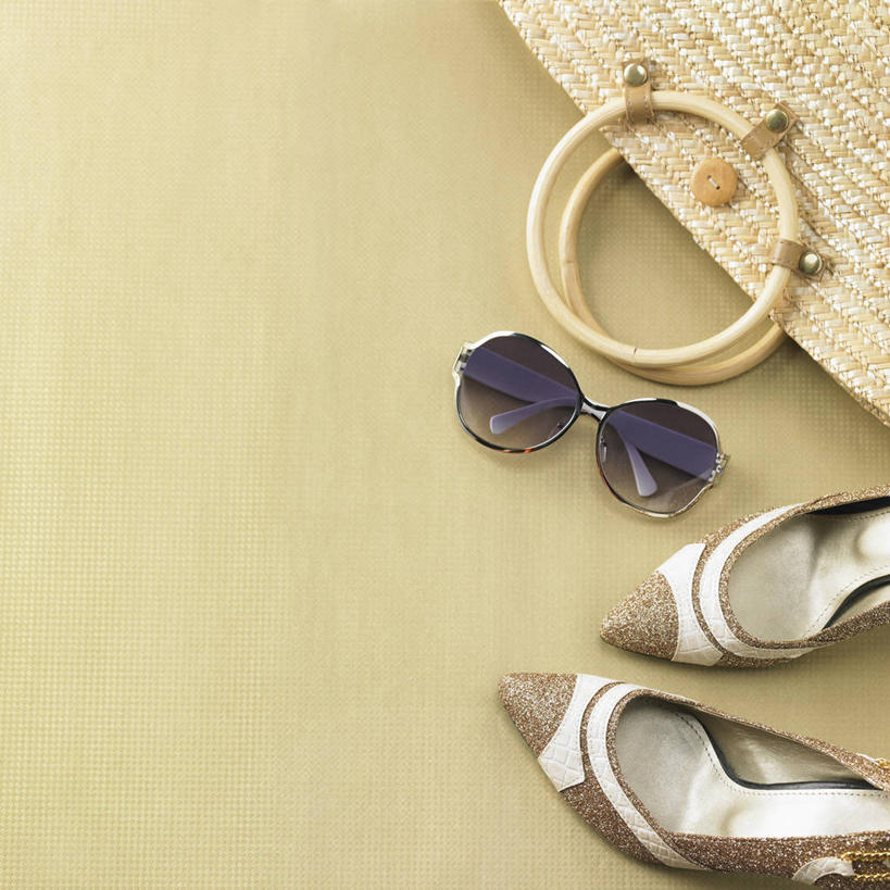 无人,方图,俯视,室内,特写,白天,高跟鞋,时尚,静物,鞋子,一副,一双,阴影,反射,包,墨镜,眼镜,影子,一个,太阳镜,太阳眼镜,遮阳镜,摄影,影棚,褐色背景,单个,单肩包,时髦,时兴,彩图,高角度拍摄,影棚拍摄,拍摄,草编包