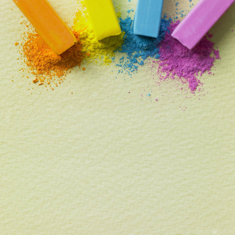 无人,方图,俯视,室内,特写,白天,静物,阴影,反射,笔,工具,影子,粉色,黄色,蓝色,粉笔,学习用品,橙色,四支,文具用品,白垩,彩图,高角度拍摄,彩色粉笔