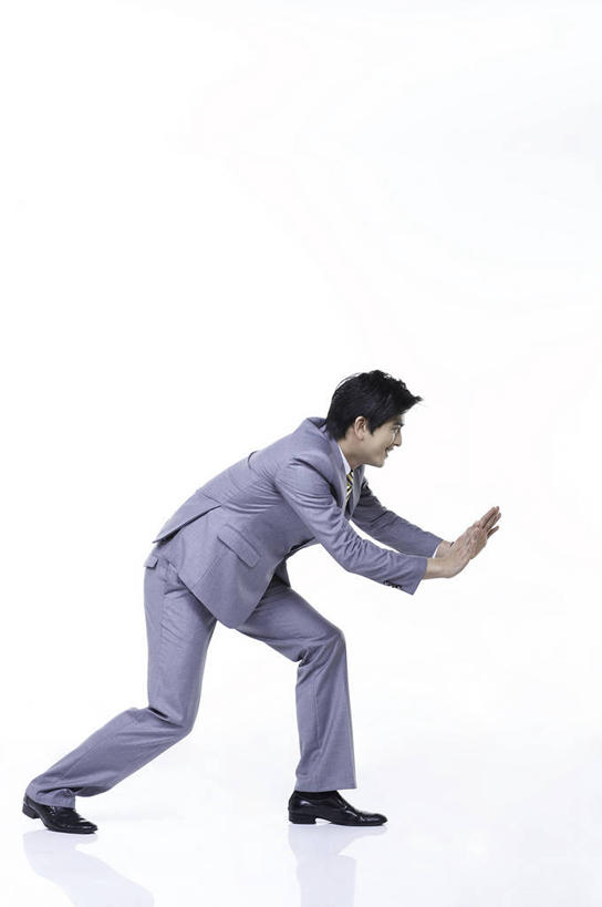 东方人,一个人,商务人士,商务男性,站,竖图,室内,白天,白色背景,侧面,鞋,衬衫,鞋子,亚洲,仅一个男性,仅一个人,弯腰,阴影,套装,反射,影子,皮革,注视,黄种人,仅一个年轻男性,观察,看,站着,阻挡,摄影,影棚,观看,察看,关注,商务装,工薪阶层,弯身,反对,阻挠,拦截,阻当,阻梗,男人,男性,年轻男性,亚洲人,白领,上班族,站立,彩图,全身,影棚拍摄,衬衣,皮鞋,拍摄