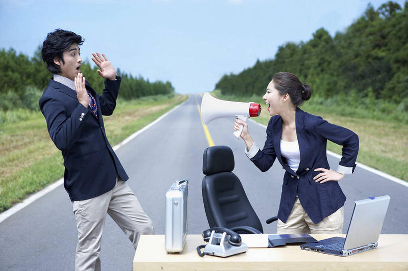 东方人,两个人,同事,商务人士,商务男性,商务女性,办公室,站,打电话,横图,室外,白天,正面,消失点,衬衫,成功,合作,团队,集体,信心,电脑,笔记本电脑,草地,草坪,植物,家具,桌子,道路,路,公路,电话,椅子,金属制品,亚洲,握,阴影,套装,光线,网络,金属,包,公文包,影子,塑料,办公桌,分界线,领带,停车线,交通,注视,黄种人,通讯设备,喇叭,手叉腰,队伍,草,树,树木,一个,蓝色,绿色,黑色,蓝天,天空,阳光,自然,话筒,塑料制品,天,叉腰,观察,看,站着,张嘴,电话线,握着,阻挡,生长,晴朗,单个,成长,公事包,观看,车行道,车行道分界线,害怕,惊恐,一台,察看,无线,领导,固定电话,象征,庄重,成就,关注,传声筒,标线,通信设备,商务装,身份,无线网络,合伙,领袖,张大嘴巴,无线上网,便携式电脑,工薪阶层,车行线,万里无云,办公家具,正式,地位,反对,阻挠,拦截,阻当,阻梗,单手叉腰,交流,手提电脑,男人,男性,年轻男性,年轻女性,女人,女性,亚洲人,白领,上班族,电话机,晴空,晴空万里,马路,张开嘴,沟通,通话,站立,半身,彩图,没影点,灭点,衬衣