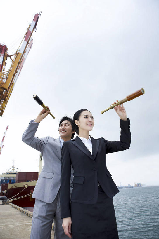 东方人,两个人,同事,商务人士,商务男性,商务女性,码头,站,竖图,室外,白天,仰视,衬衫,成功,合作,团队,集体,信心,技术,仪器,科技,海浪,海洋,港口,建筑,船,亚洲,一艘,眺望,握,波纹,飞溅,套装,检查,研究,溅,反射,分析,科学,望远镜,液体,浪花,水滴,乌云,云,阴天,云朵,领带,云彩,扭头,注视,黄种人,设备,队伍,油轮,水珠,施工,两个,水纹,天空,海水,船尾波,交通工具,波浪,天,观察,看,站着,转头,机械,起重机,清晰,探索,握着,放大,观看,仔细,科研,工程,察看,科学技术,领导,瞭望,昏暗,聚焦,象征,阴沉,庄重,成就,关注,喷洒,载具,商务装,身份,合伙,领袖,海景,工薪阶层,远视镜,瞭望镜,光学,清楚,正式,地位,集装箱码头,男人,男性,年轻男性,年轻女性,女人,女性,亚洲人,白领,上班族,大海,风浪,海,海水的波动,近岸浪,涌浪,站立,半身,彩图,低角度拍摄,衬衣,摆渡口,埠头,渡口,渡头,港湾,海港,货运码头,口岸,商港,商船,油船,运输船舶,光学仪器,千里镜