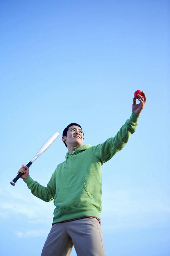 东方人,一个人,站,竖图,室外,白天,仰视,安全,亚洲,仅一个男性,仅一个人,一根,握,阴影,服装,反射,棒球棒,棒球手套,影子,防护,球棒,扭头,注视,休闲装,黄种人,运动器械,仅一个年轻男性,一个,衣服,绿色,手套,观察,看,站着,转头,休闲,休闲服,健身器械,握着,阻挡,服饰,单个,观看,保护,察看,关注,保险,健身器材,保全,周全,安稳,安定,防护手套,反对,阻挠,拦截,阻当,阻梗,平安,男人,男性,年轻男性,亚洲人,站立,半身,彩图,低角度拍摄,运动器材