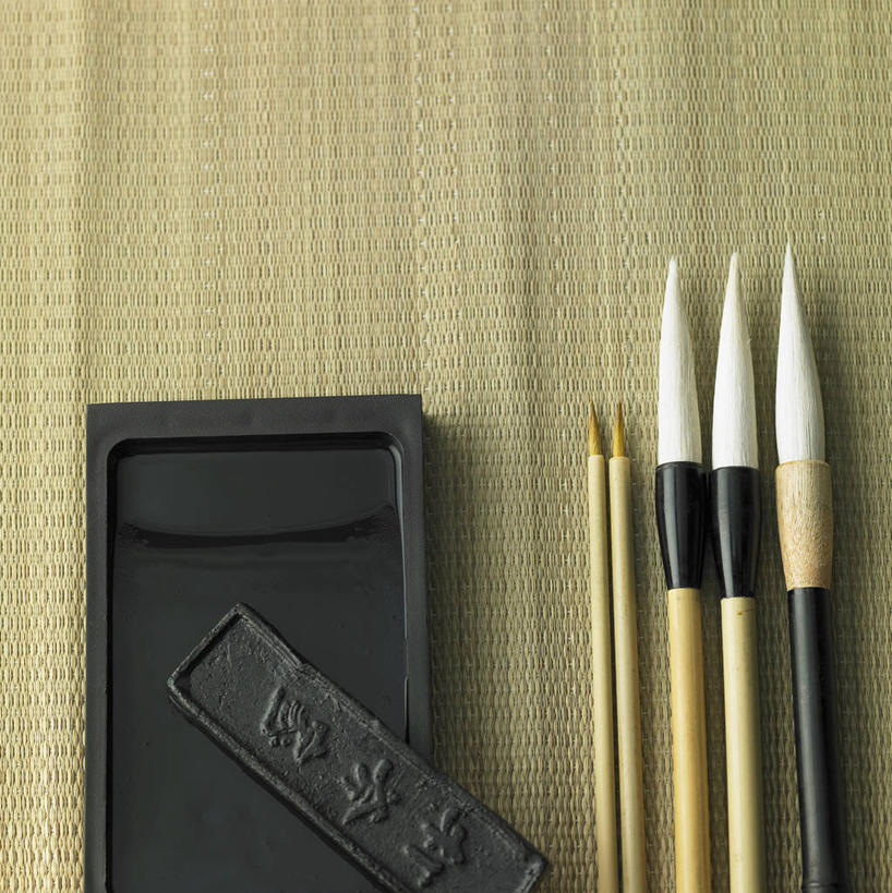 无人,竖图,俯视,室内,特写,白天,静物,一排,许多,阴影,整齐,反射,笔,毛笔,砚台,影子,办公用品,很多,砚,文具,排列,学习用品,摄影,影棚,文具用品,队列,文房四宝,彩图,高角度拍摄,影棚拍摄,拍摄