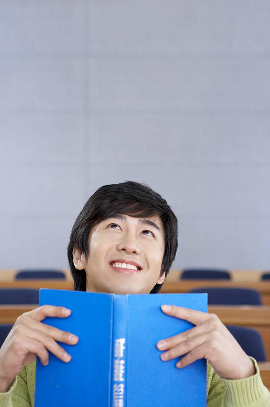 东方人,一个人,学生,学校,坐,笑,微笑,露齿笑,竖图,室内,白天,正面,桌子,书籍,椅子,亚洲,仅一个男性,仅一个人,握,服装,木椅,拿,拿着,注视,休闲装,黄种人,书桌,校园,仅一个年轻男性,衣服,课桌,书本,观察,看,休闲,教室,休闲服,握着,服饰,观看,察看,课堂,阶梯教室,关注,男人,男性,年轻男性,亚洲人,书,图书,坐着,半身,彩图