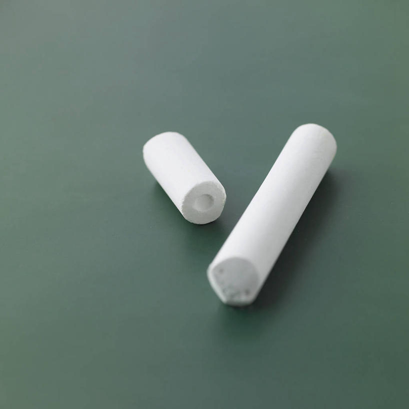 无人,竖图,俯视,室内,特写,白天,静物,绿色背景,阴影,反射,笔,工具,影子,白色,粉笔,学习用品,摄影,影棚,文具用品,两支,白垩,彩图,高角度拍摄,影棚拍摄,拍摄