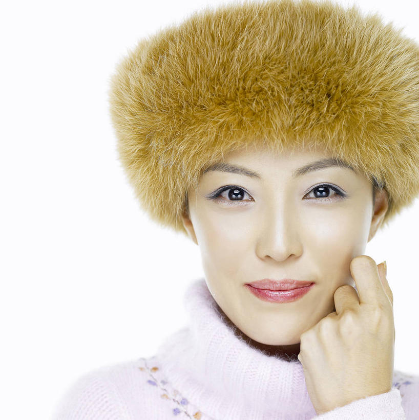 东方人,脸,头,脸颊,手,一个人,笑,微笑,竖图,室内,特写,白天,白色背景,正面,帽子,亚洲,仅一个年轻女性,仅一个女性,仅一个人,撑,服装,托腮,注视,黄种人,衣服,观察,看,托,手部,摄影,服饰,影棚,观看,单手,察看,衣着,穿着,关注,托下巴,衣饰,裘皮帽,单手托腮,年轻女性,女人,女性,亚洲人,头部,脸部,脸蛋,面部,半身,彩图,影棚拍摄,拍摄