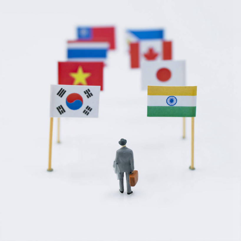 一个人,无人,商务人士,商务男性,站,竖图,室内,白天,白色背景,衬衫,静物,旗帜,国旗,雕塑,仅一个男性,仅一个人,一排,许多,握,套装,艺术,整齐,装饰,并列,并排,包,雕刻,雕像,公文包,很多,拿,拿着,排列,仅一个年轻男性,背面,工艺品,站着,握着,摄影,影棚,公事包,纪念,美术,队列,主题,商务装,平行,陈列,工薪阶层,功能,美学,男人,男性,年轻男性,白领,上班族,旗,站立,彩图,全身,影棚拍摄,衬衣,拍摄,万国旗