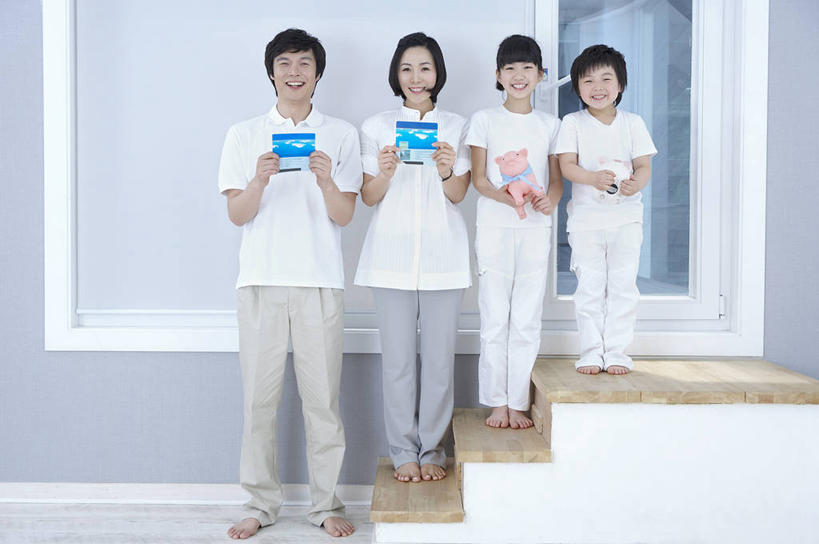 东方人,儿童,中年人,四个人,家庭,夫妻,母亲,父亲,女儿,儿子,站,笑,微笑,露齿笑,横图,室内,白天,正面,爱情,纯洁,楼梯,亚洲,一排,握,服装,整齐,阶梯,墙,浪漫,拿,拿着,注视,休闲装,黄种人,光脚,墙壁,墙面,台阶,排列,小孩,衣服,容器,观察,看,站着,休闲,温暖,温馨,父女,父子,母女,母子,一家人,赤脚,休闲服,储蓄罐,器皿,恩爱,父爱,可爱,母爱,童年,童趣,储蓄,存钱,握着,金融,理财,恋人,服饰,经济,观看,存折,和睦,察看,资金,存钱罐,队列,关注,存款,流通,贸易,童真,烂漫,无邪,贮钱罐,储钱罐,扑满,天真,男孩,男人,男性,女孩,女人,女性,中年男性,中年女性,亚洲人,孩子,夫妇,情侣,站立,彩图,全身,存款簿,伴侣,融洽,男生,女生