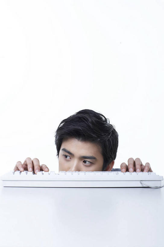 东方人,脸,头,脸颊,手,一个人,竖图,室内,白天,白色背景,正面,键盘,亚洲,双手,仅一个男性,仅一个人,敲打,注视,黄种人,输入,输入设备,通讯设备,仅一个年轻男性,打字,观察,看,手部,偷看,摄影,影棚,观看,点击,敲击,察看,关注,通信设备,偷窥,按键,男人,男性,年轻男性,亚洲人,头部,脸部,脸蛋,面部,半身,彩图,影棚拍摄,拍摄,窥视,窥探
