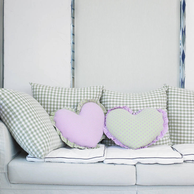 无人,客厅,竖图,室内,白天,正面,爱情,靠垫,沙发,静物,阴影,爱心,反射,影子,靠枕,浪漫,垫子,枕头,温暖,温馨,心形,恩爱,和睦,起居室,布艺沙发,客堂,心型,彩图,融洽