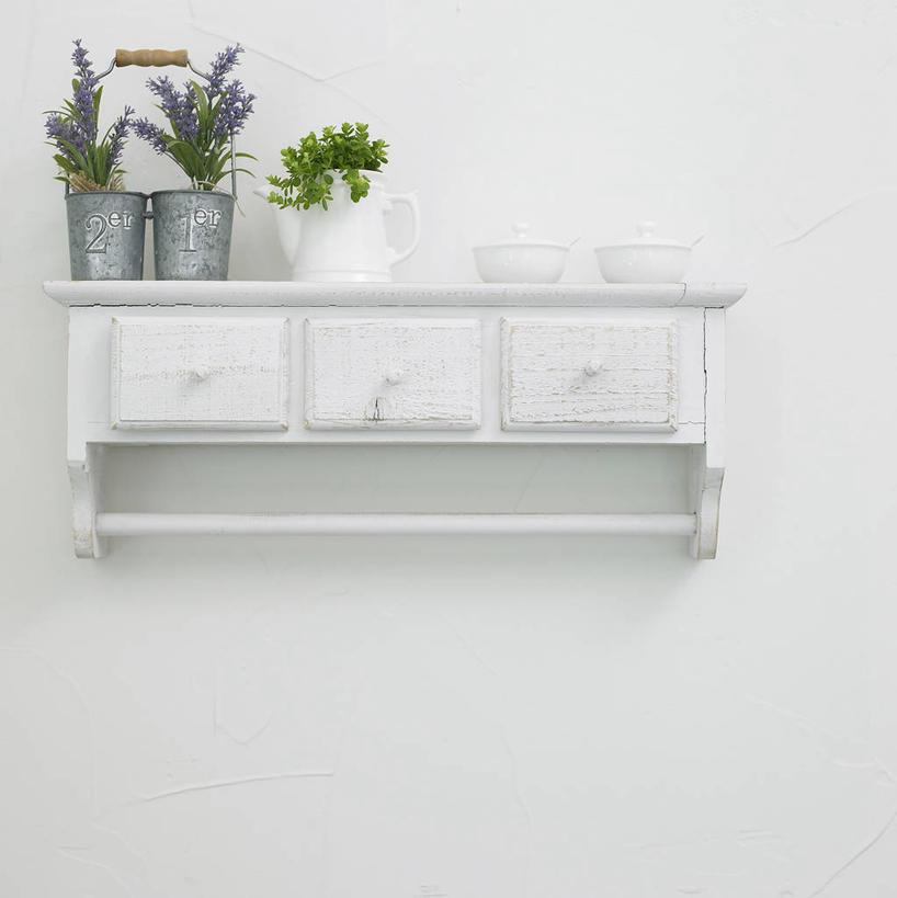 无人,竖图,室内,白天,正面,植物,花盆,阴影,反射,盆栽,铁桶,桶,影子,陶瓷,墙,盆景,陶瓷制品,墙壁,墙面,绿色,白色,自然,容器,生长,成长,储藏,储存,彩图,贮存