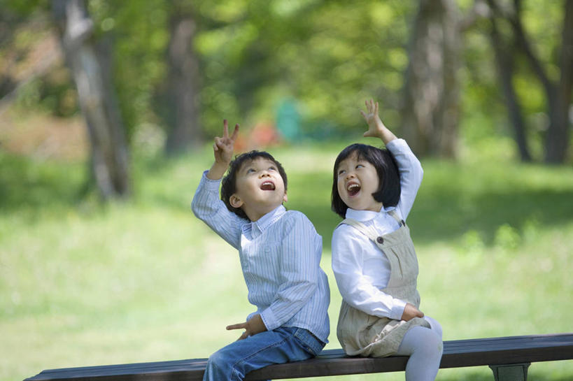 东方人,儿童,两个人,家庭,坐,举,笑,微笑,露齿笑,横图,室外,白天,侧面,游戏,纯洁,草地,草坪,树林,植物,椅子,亚洲,阴影,服装,朦胧,模糊,光线,影子,木椅,玩,扭头,注视,休闲装,黄种人,娱乐,草,树,树木,小孩,衣服,绿色,阳光,自然,观察,看,托,转头,休闲,温暖,温馨,一家人,休闲服,可爱,童年,童趣,服饰,生长,成长,观看,活动,猜拳,和睦,察看,发泄,关注,消遣,智力,童真,烂漫,无邪,宣泄,天真,男孩,男人,男性,女孩,女人,女性,亚洲人,举起,举手,举着,玩耍,嬉戏,向上举,向上伸,向上托,坐着,半身,彩图,石头剪刀布,石头剪子布,融洽,男生,女生