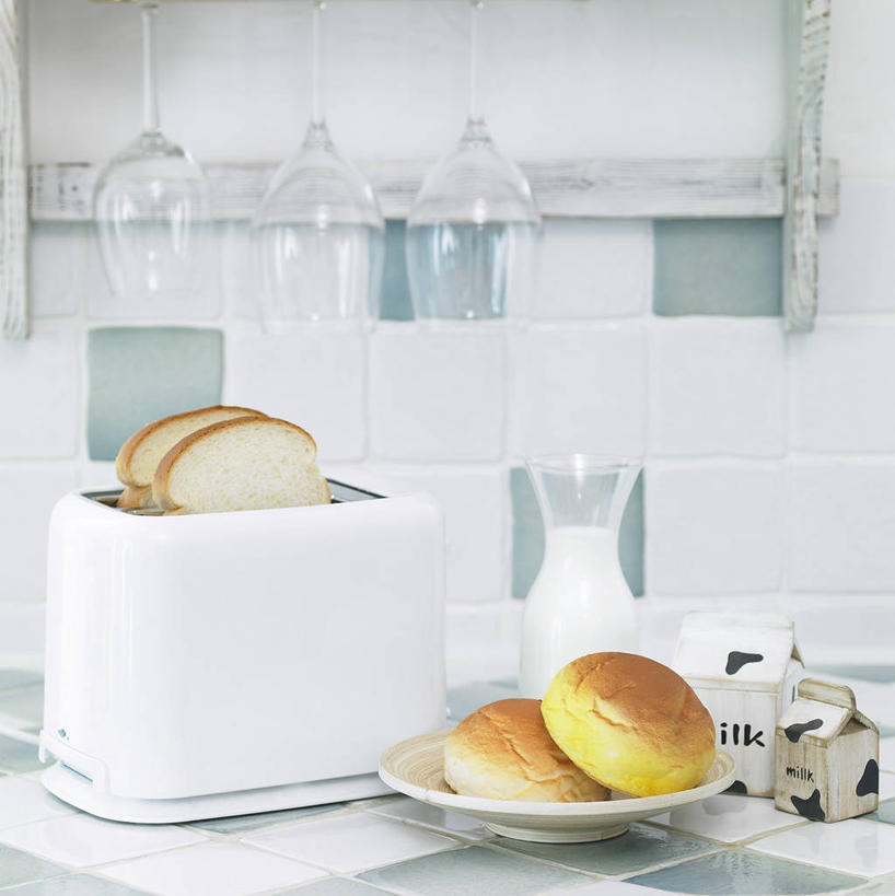 点心,面包,牛奶,无人,竖图,室内,白天,正面,餐桌,桌子,阴影,反射,电器,影子,墙,食品,面点,饮品,营养,吐司,面包机,饮食,墙壁,墙面,玻璃制品,食物,糕点,饮料,白色,玻璃瓶,瓶子,餐台,法式面包,乳制品,家电,家用电器,奶,牛乳,吐司面包,烘培,安神,彩图,烘烤,多士,听型面包,小家电