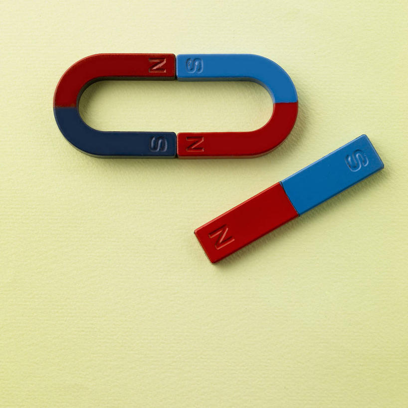 无人,竖图,俯视,室内,特写,白天,静物,阴影,黄色背景,反射,磁铁,影子,两个,红色,蓝色,摄影,影棚,吸铁石,磁场,彩图,高角度拍摄,影棚拍摄,拍摄