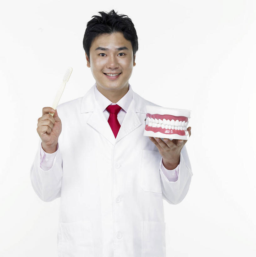 东方人,一个人,医生,牙科医生,站,笑,微笑,露齿笑,竖图,室内,白天,白色背景,正面,工作服,衬衫,制服,亚洲,仅一个男性,仅一个人,一把,握,阴影,反射,牙刷,影子,领带,注视,黄种人,仅一个年轻男性,日用品,观察,看,清洁,站着,医护人员,医疗人员,握着,摄影,影棚,洗漱用品,观看,察看,卫生,象征,庄重,白大褂,关注,假牙,身份,正式,地位,工作制服,活动假牙,义齿,男人,男性,年轻男性,亚洲人,大夫,牙医,站立,半身,彩图,影棚拍摄,衬衣,工作套服,拍摄