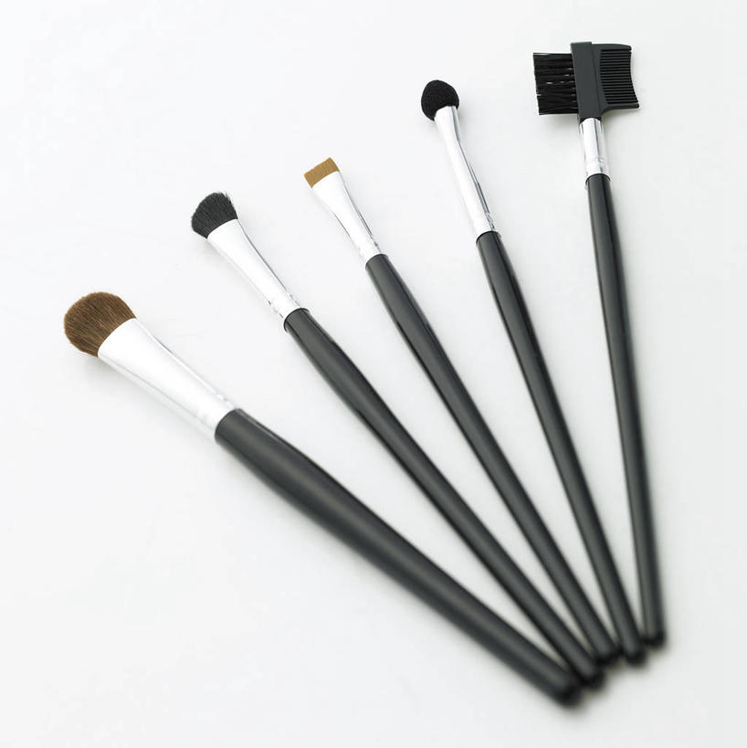 无人,竖图,俯视,室内,特写,白天,白色背景,静物,一排,阴影,整齐,并列,并排,反射,影子,排列,化妆刷,刷子,摄影,影棚,眼影刷,五支,美容工具,队列,平行,彩妆刷,化妆工具,眉刷,彩图,高角度拍摄,影棚拍摄,拍摄