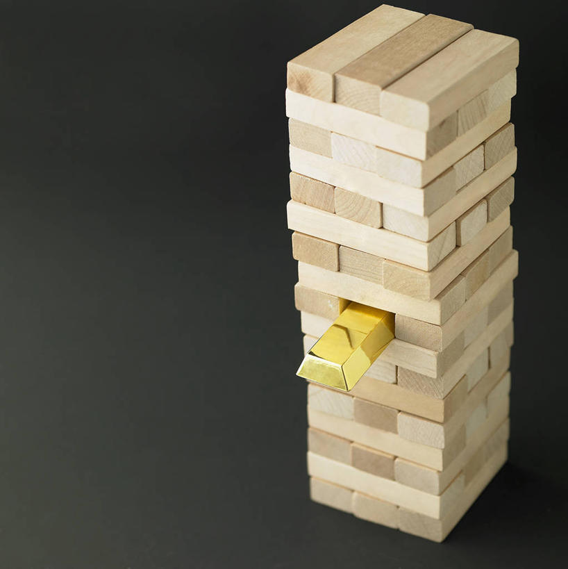 无人,竖图,俯视,室内,特写,白天,爱情,奢侈,游戏,智慧,静物,玩具,珠宝,阴影,灰色背景,反射,金属,影子,玩,娱乐,黄金,一个,休闲,积木,益智,金条,摄影,影棚,单个,活动,昂贵,贵重,思维,发泄,消遣,智力,坚定,想象,信念,抽积木,宣泄,贵金属,约定,宝贵,玩耍,嬉戏,彩图,高角度拍摄,影棚拍摄,拍摄,金子