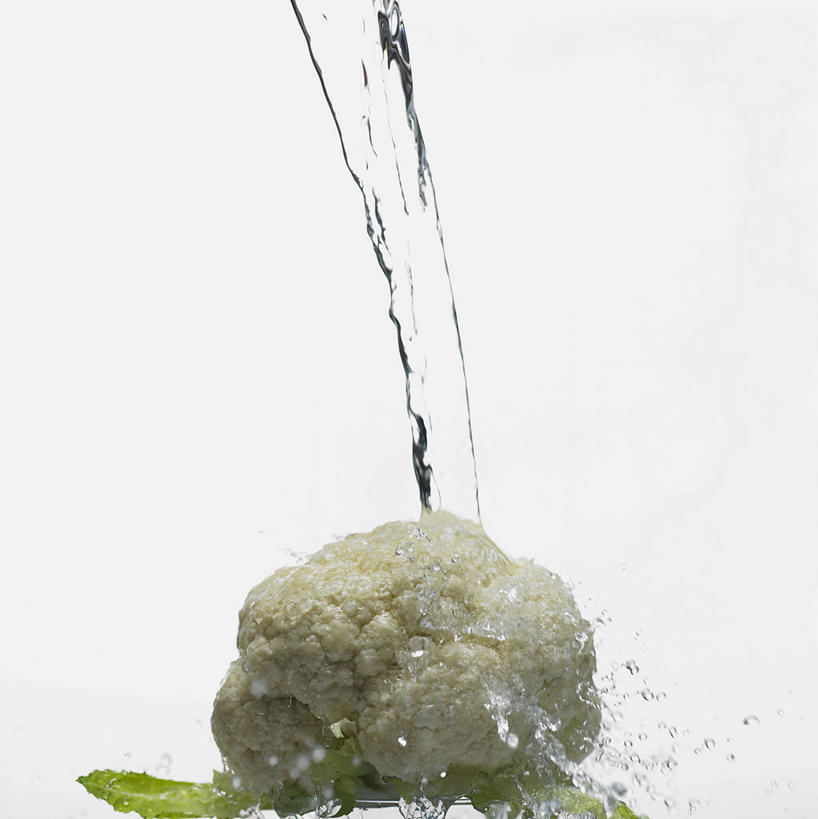 无人,竖图,室内,特写,白天,白色背景,正面,水,蔬菜,飞溅,新鲜,溅,液体,水滴,花菜,花椰菜,食品,菜花,水珠,食物,一个,摄影,有机食品,绿色食品,影棚,单个,椰菜花,喷洒,彩图,影棚拍摄,拍摄