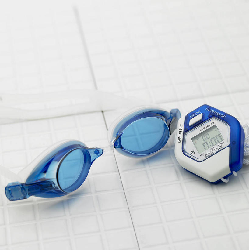 无人,竖图,俯视,室内,特写,白天,静物,计时器,一副,阴影,时间,反射,瓷砖,地砖,眼镜,影子,泳镜,地面,计时,秒表,一个,蓝色,游泳眼镜,单个,定时器,准确,精准,彩图,高角度拍摄
