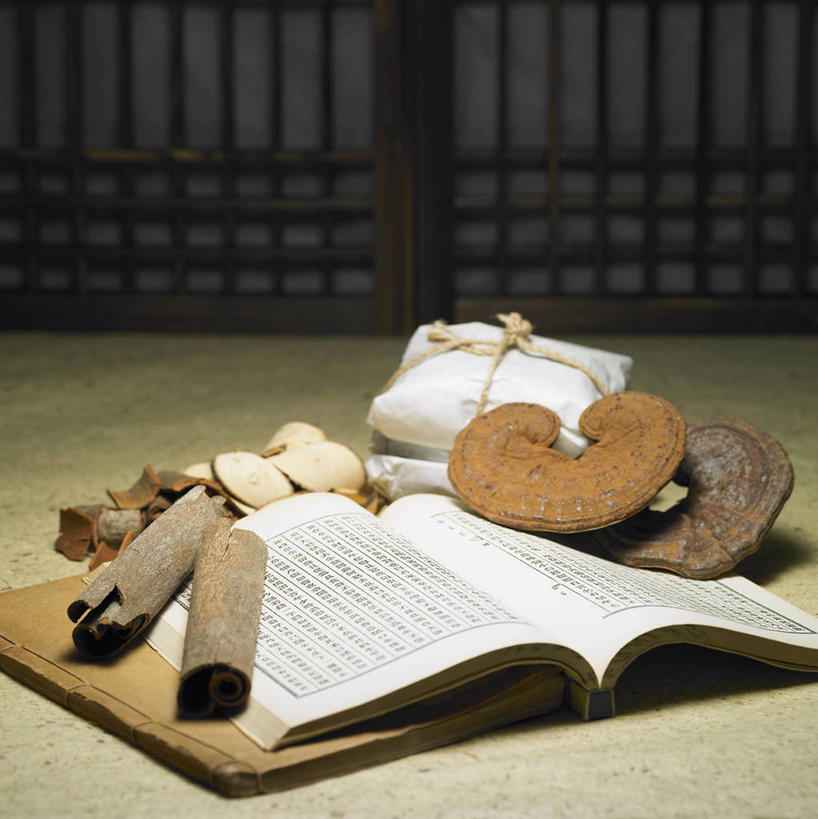 无人,竖图,室内,特写,白天,正面,植物,门,灵芝,书籍,一堆,许多,拉门,阴影,堆叠,堆积,反射,包裹,包装,包装纸,影子,纸,菌菇,草药,药草,纸张,很多,菌类,移门,中药,绳子,书本,堆,绳索,包装材料,真菌,药材,中草药,中药材,本草,障子,纸门,药用菌,书,图书,神芝,灵芝草,彩图,菌灵芝