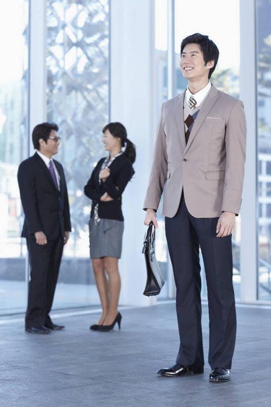 东方人,三个人,同事,商务人士,商务男性,商务女性,站,双手交叉,竖图,室内,白天,正面,高跟鞋,鞋,衬衫,时尚,成功,合作,团队,集体,信心,窗户,落地窗,鞋子,亚洲,阴影,套装,反射,包,公文包,影子,领带,皮革,拎,注视,黄种人,队伍,玻璃窗,相视,一个,观察,看,站着,面对面,单个,公事包,观看,对视,察看,领导,双手抱胸,互视,象征,庄重,成就,关注,时髦,相对,商务装,身份,合伙,领袖,工薪阶层,相看,正式,地位,时兴,男人,男性,年轻男性,年轻女性,女人,女性,中年男性,亚洲人,白领,上班族,站立,彩图,全身,衬衣,皮鞋,拎着