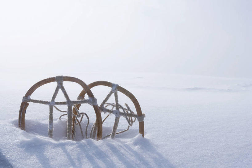 无人,横图,室外,特写,白天,正面,美景,雪,大雪,一双,阴影,光线,影子,积雪,景观,雪景,冬季,冬天,运动器械,阳光,自然,健身器械,景色,寒冷,滑雪鞋,自然风光,健身器材,滑雪装备,严寒,彩图,运动器材