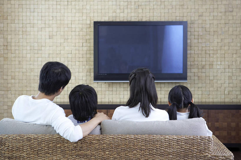 东方人,儿童,中年人,四个人,家庭,夫妻,母亲,父亲,女儿,儿子,客厅,坐,横图,室内,白天,爱情,纯洁,沙发,电视,亚洲,阴影,服装,反射,影子,墙,浪漫,休闲装,黄种人,墙壁,墙面,小孩,背面,衣服,休闲,温暖,温馨,父女,父子,母女,母子,一家人,休闲服,恩爱,父爱,可爱,母爱,童年,童趣,搭,恋人,服饰,和睦,起居室,搭着,彩电,布艺沙发,童真,烂漫,无邪,彩色电视机,显像管屏,显像管屏幕,客堂,天真,男孩,男人,男性,女孩,女人,女性,中年男性,中年女性,亚洲人,孩子,夫妇,情侣,电视机,坐着,半身,彩图,伴侣,融洽,男生,女生,数码电视,数字电视