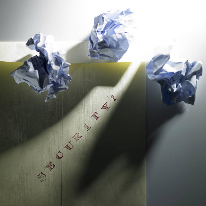 无人,竖图,俯视,室内,特写,白天,白色背景,桌子,静物,阴影,褶皱,反射,英文,标志,材料,档案,文件,文字,影子,纸,字符,字母,垃圾,标识,书桌,三个,课桌,资料,摄影,影棚,纸团,英文字母,文档,渣滓,彩图,高角度拍摄,影棚拍摄,拍摄