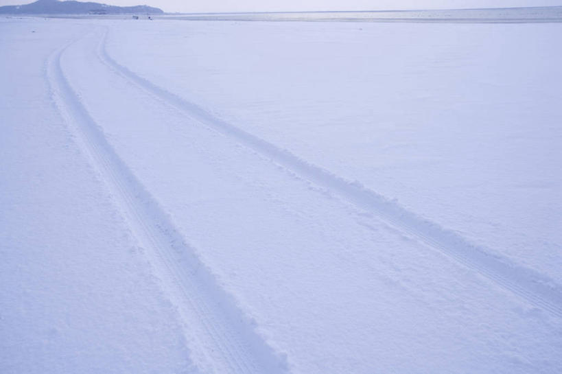 无人,横图,俯视,室外,白天,美景,雪,大雪,积雪,景观,雪景,冬季,冬天,痕迹,白色,自然,景色,寒冷,卫生,自然风光,纯真,严寒,洁净,光明,恬静,陈迹,中间色,朴素,清白,彩图,高角度拍摄,胎印,轮胎印