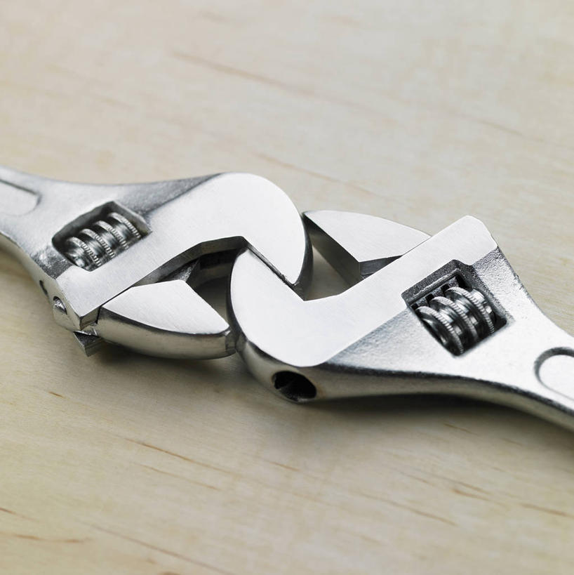 无人,竖图,俯视,室内,特写,白天,纯洁,静物,金属制品,连接,阴影,组合,反射,金属,工具,影子,银色,两个,摄影,信仰,影棚,扳手,链接,五金,紧固,高贵,拼接,拼凑,拼合,凑集,聚合,撮合,链结,牢固,雅致,扳头,活动扳手,彩图,高角度拍摄,影棚拍摄,拍摄