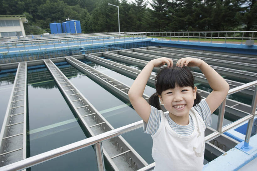 东方人,儿童,一个人,工厂,栏杆,站,举,笑,微笑,露齿笑,横图,室外,白天,正面,纯洁,植物,亚洲,仅一个女性,仅一个人,服装,围栏,注视,休闲装,黄种人,护栏,树,树木,小孩,衣服,绿色,自然,观察,看,托,站着,仅一个小孩,休闲,休闲服,可爱,童年,童趣,工业,服饰,生长,成长,观看,察看,关注,童真,烂漫,无邪,污水处理厂,天真,女孩,女人,女性,亚洲人,孩子,举起,举手,举着,向上举,向上伸,向上托,站立,半身,彩图,制造厂,生产工厂,女生