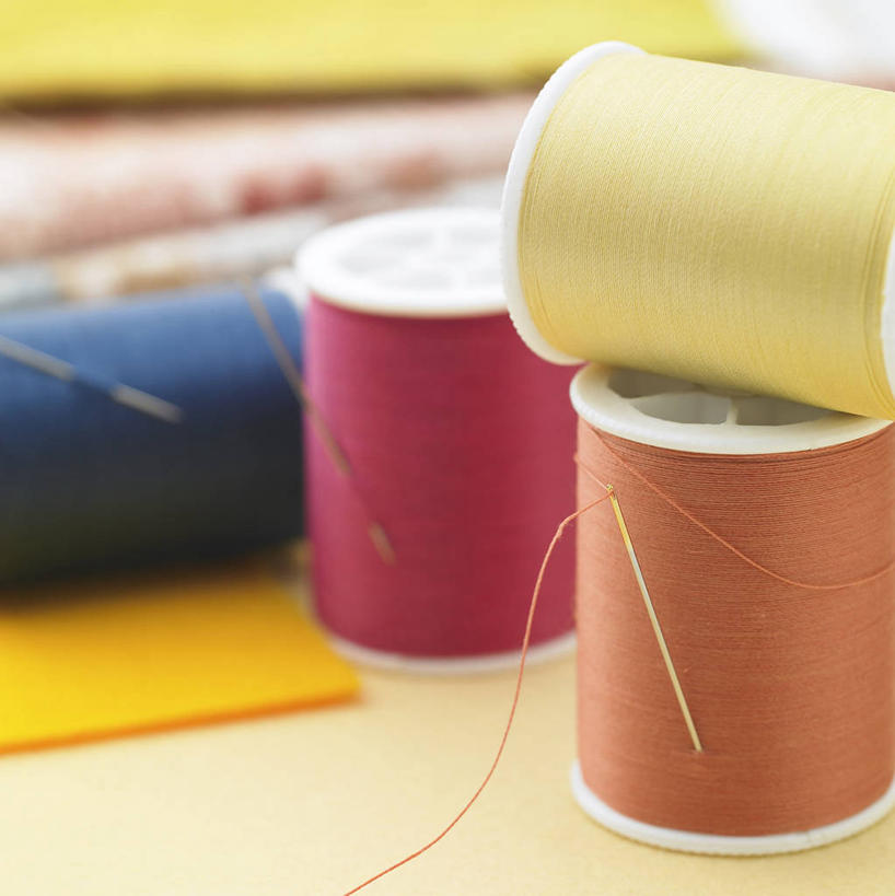 无人,竖图,室内,特写,白天,正面,静物,阴影,朦胧,模糊,反射,线,影子,针,黄色,红色,蓝色,橙色,摄影,影棚,缝纫,缝衣针,针线,线轴,彩图,影棚拍摄,拍摄,细线