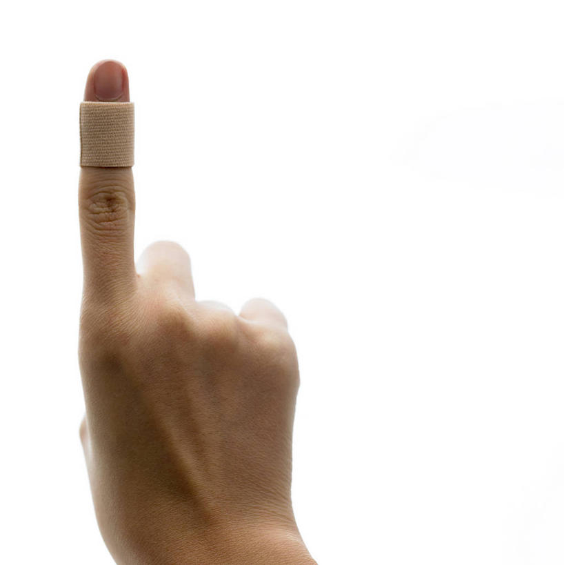 东方人,手,一个人,竖图,室内,特写,白天,白色背景,正面,亚洲,仅一个男性,仅一个人,黄种人,仅一个年轻男性,医疗用品,手部,治疗,摄影,影棚,单手,医疗,医疗设备,胶布,受伤,止血,男人,男性,年轻男性,亚洲人,绷带,创可贴,半身,彩图,影棚拍摄,拍摄