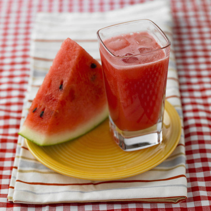 果汁,无人,竖图,俯视,室内,特写,白天,餐桌,桌子,西瓜,杯子,餐具,阴影,朦胧,模糊,反射,布料,碟子,方格,格子,盘,影子,饮品,布纹,玻璃制品,桌布,饮料,黄色,盘子,餐巾,水杯,碟,台布,西瓜汁,餐台,可口,一部,适口,玻璃杯,寒瓜,餐桌布,彩图,高角度拍摄