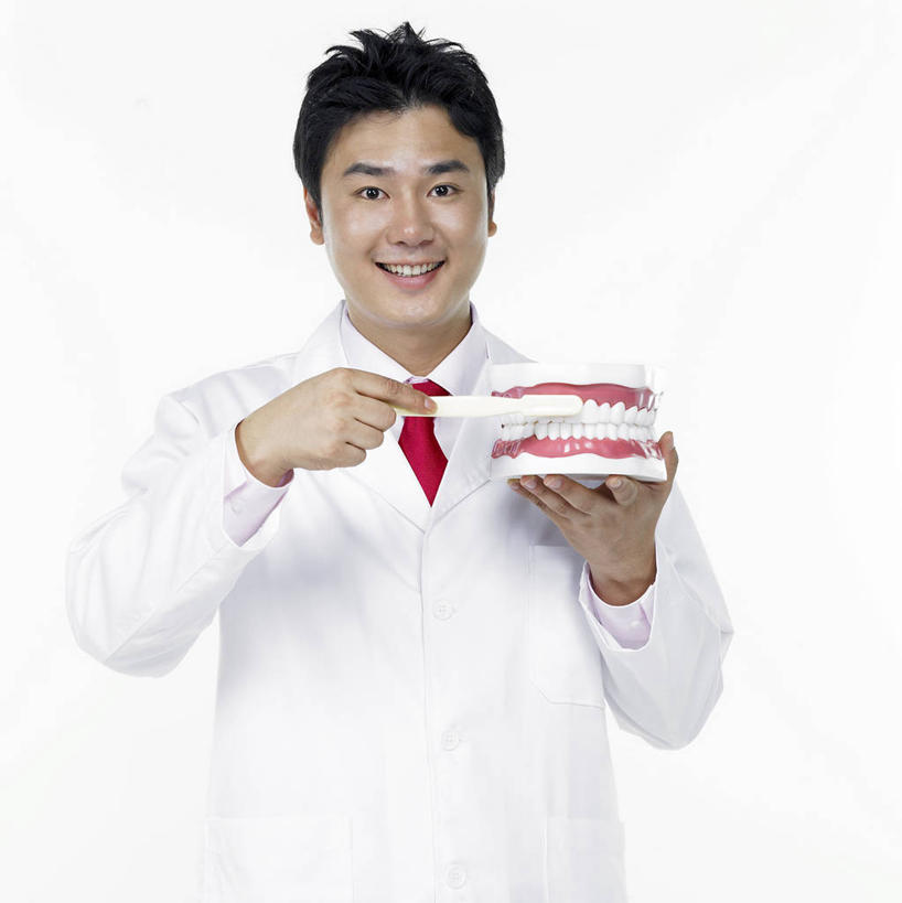 东方人,一个人,医生,牙科医生,站,笑,微笑,露齿笑,竖图,室内,白天,白色背景,正面,工作服,衬衫,制服,亚洲,仅一个男性,仅一个人,一把,握,阴影,反射,牙刷,影子,领带,注视,黄种人,仅一个年轻男性,一个,白色,日用品,观察,看,清洁,站着,医护人员,医疗人员,握着,摄影,影棚,单个,洗漱用品,观看,察看,卫生,象征,庄重,白大褂,关注,假牙,身份,正式,地位,工作制服,活动假牙,义齿,男人,男性,年轻男性,亚洲人,大夫,牙医,站立,半身,彩图,影棚拍摄,衬衣,工作套服,拍摄