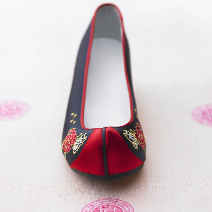 无人,方图,俯视,室内,特写,白天,静物,鞋子,阴影,花纹,装饰,反射,布料,图案,影子,手工艺品,布纹,桌布,一只,粉色,红色,餐巾,台布,绣花鞋,布鞋,华丽,修饰,点缀,衬托,美观,雅致,雅观,餐桌布,彩图,高角度拍摄