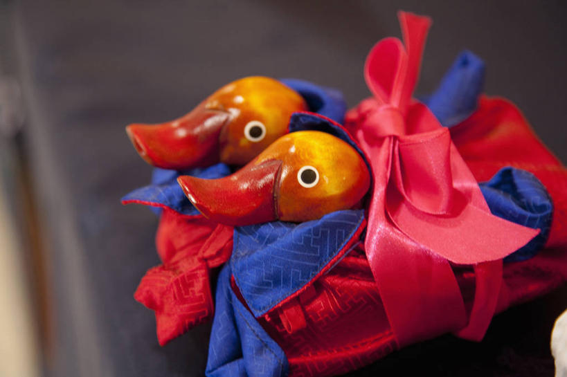 无人,横图,俯视,室内,特写,白天,游戏,鸟,鸳鸯,静物,玩具,阴影,朦胧,模糊,装饰,反射,鸟类,鸭,丝绸,丝带,影子,缎带,玩,娱乐,绸带,动物,两只,休闲,益智,活动,华丽,修饰,点缀,发泄,消遣,智力,宣泄,衬托,美观,雅致,雅观,匹鸟,官鸭,玩耍,嬉戏,半身,彩图,高角度拍摄,中国官鸭,邓木鸟,乌仁哈钦