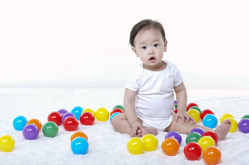 东方人,婴儿,儿童,一个人,坐,横图,彩色,室内,白天,正面,婴儿服装,游戏,纯洁,玩具,亚洲,仅一个人,阴影,反射,影子,玩,注视,黄种人,娱乐,尿布,纸尿裤,尿不湿,球,小孩,观察,看,休闲,可爱,益智,活泼,塑胶制品,观看,活动,五颜六色,色彩斑斓,察看,纸尿布,发泄,关注,消遣,智力,宝宝,五彩缤纷,橡胶制品,纯真,烂漫,无邪,纸尿片,宣泄,乳胶制品,五彩斑斓,五光十色,伶俐,天真,亚洲人,孩子,玩耍,嬉戏,坐着,彩图,全身,婴儿服