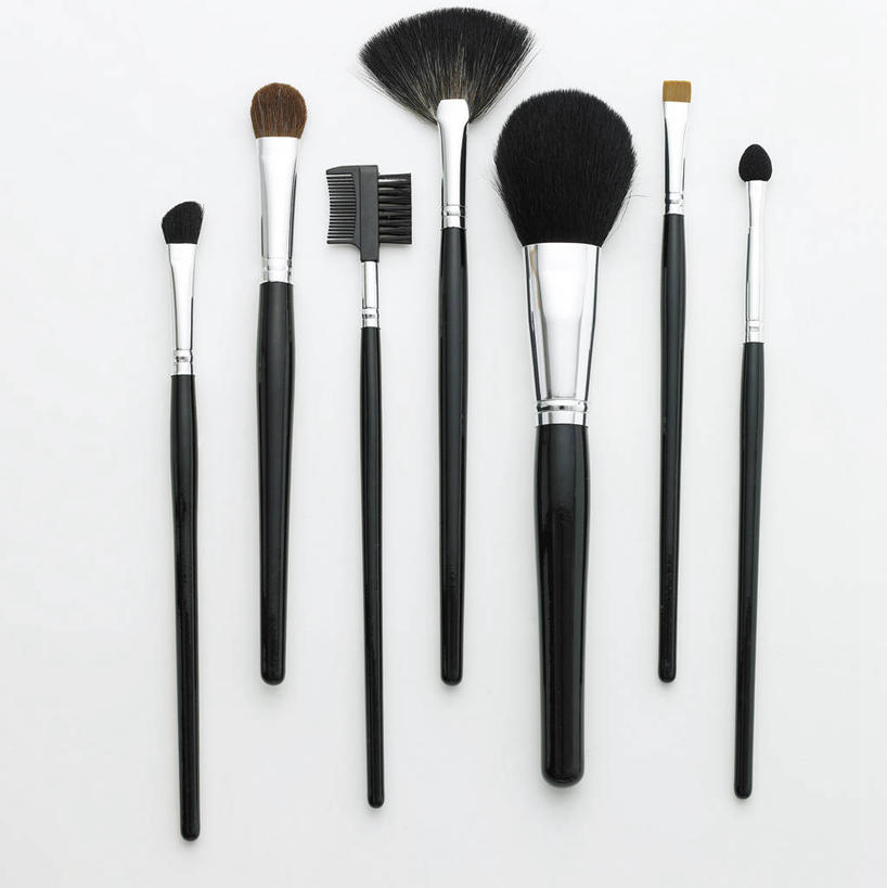 无人,竖图,俯视,室内,特写,白天,白色背景,静物,许多,很多,唇刷,排列,化妆刷,刷子,摄影,影棚,腮红刷,眼影刷,美容工具,彩妆刷,化妆工具,眉刷,摆列,彩图,高角度拍摄,影棚拍摄,拍摄,布列,分列