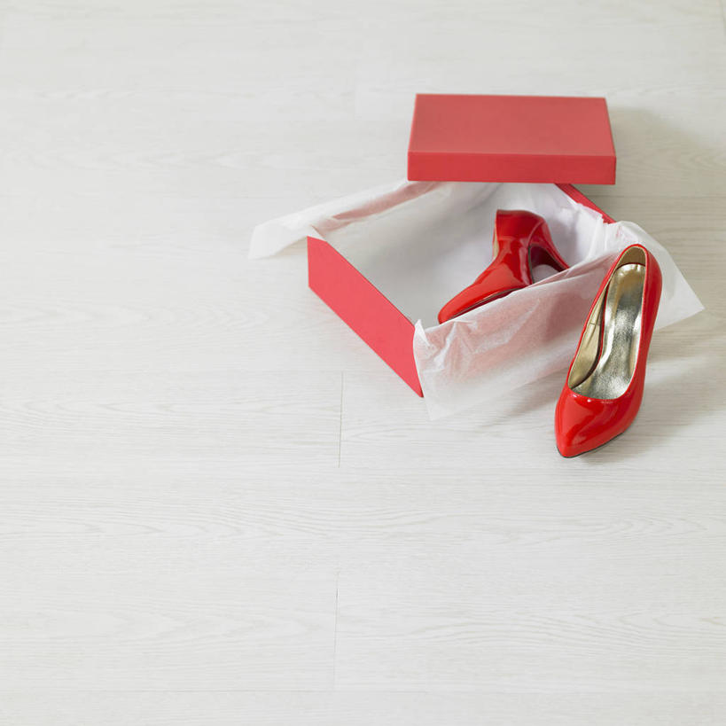 无人,方图,俯视,室内,特写,白天,白色背景,高跟鞋,时尚,静物,鞋子,一双,阴影,反射,影子,盒子,一个,红色,容器,摄影,影棚,单个,储藏,储存,时髦,鞋盒,时兴,彩图,高角度拍摄,影棚拍摄,拍摄,贮存