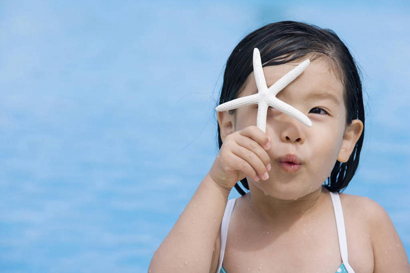 东方人,儿童,嘴,一个人,游泳池,站,横图,室外,白天,正面,纯洁,水,海星,吊带,亚洲,仅一个女性,仅一个人,握,阴影,服装,光线,影子,水池,水面,注视,吊带衫,黄种人,泳池,海洋生物,一个,小孩,衣服,阳光,动物,嘟嘴,观察,看,站着,仅一个小孩,撅嘴,生物,可爱,童年,童趣,握着,遮,遮掩,服饰,单个,观看,察看,掩盖,遮挡,衣着,穿着,关注,童真,烂漫,无邪,遮盖,掩饰,衣饰,天真,棘皮动物门,女孩,女人,女性,亚洲人,孩子,嘴巴,嘴唇,星鱼,站立,半身,彩图,女生