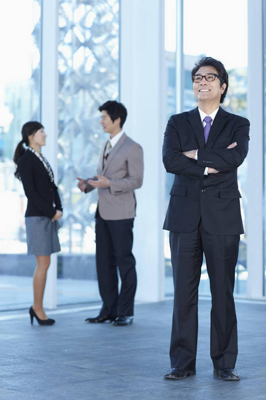 东方人,三个人,笑,说,微笑,露齿笑,竖图,室内,白天,正面,高跟鞋,鞋,衬衫,裙子,西装,时尚,讨论,窗户,落地窗,鞋子,亚洲,阴影,套装,正装,反射,眼镜,影子,领带,皮革,职业装,黄种人,玻璃窗,相视,面对面,短裙,半身裙,对视,互视,象征,庄重,时髦,相对,身份,近视眼镜,相看,正式,地位,时兴,交流,男人,男性,年轻男性,年轻女性,女人,女性,中年男性,亚洲人,沟通,讲话,交谈,商讨,说话,谈话,彩图,全身,衬衣,皮鞋