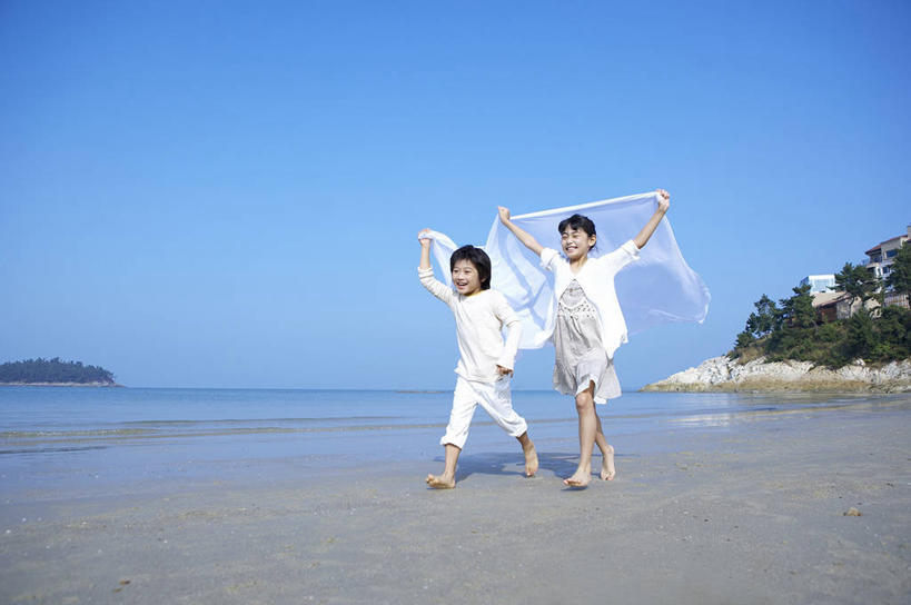 东方人,儿童,两个人,家庭,家,举,笑,微笑,露齿笑,横图,室外,白天,正面,裙子,纯洁,岛屿,海浪,海洋,沙滩,植物,亚洲,奔驰,握,阴影,连衣裙,服装,装饰,光线,沙子,丝巾,影子,房屋,屋子,岛,海岸,浪花,沙地,拿,拿着,注视,休闲装,黄种人,光脚,文化,楼房,住宅,树,树木,小孩,衣服,蓝色,绿色,白色,蓝天,天空,阳光,自然,海水,纱巾,天,奔跑,观察,看,托,休闲,温暖,温馨,一家人,赤脚,休闲服,可爱,童年,童趣,握着,服饰,生长,晴朗,成长,观看,华丽,点缀,和睦,察看,关注,礼仪,海景,童真,烂漫,无邪,哈达,万里无云,衬托,美观,雅致,雅观,天真,男孩,男人,男性,女孩,女人,女性,亚洲人,大海,风浪,海,海水的波动,海滩,近岸浪,列岛,群岛,涌浪,诸岛,晴空,晴空万里,举起,举手,举着,向上举,向上伸,向上托,彩图,全身,房子,融洽,男生,女生