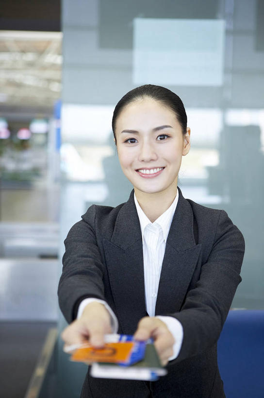 东方人,一个人,商务人士,商务女性,站,笑,微笑,露齿笑,竖图,室内,白天,正面,窗户,落地窗,亚洲,仅一个年轻女性,仅一个女性,仅一个人,递,握,阴影,套装,反射,影子,拿,拿着,注视,黄种人,玻璃窗,本子,观察,看,站着,握着,观看,护照,证明,察看,通行,关注,商务装,身份,工薪阶层,票子,年轻女性,女人,女性,亚洲人,白领,上班族,站立,半身,彩图,票