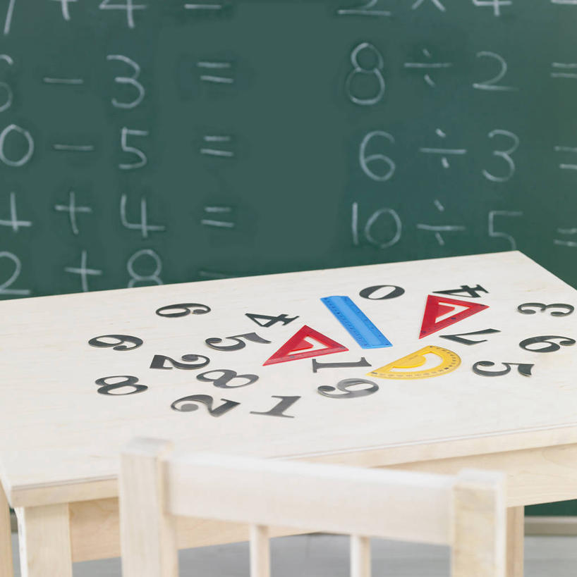 无人,学校,竖图,俯视,室内,白天,桌子,椅子,一把,一排,一张,阴影,半圆,整齐,反射,测量,木制,标志,三角形,数字,图形,文字,影子,字符,刻度,木椅,几何,标识,书桌,校园,排列,黄色,红色,蓝色,尺,课桌,木制品,塑料制品,直尺,黑板,教室,教学,阿拉伯数字,测量工具,尺子,衡量,绘图,课堂,队列,数学,半圆形,比例,测绘,量具,量仪,塑料尺,标度,耐磨,教学黑板,彩图,高角度拍摄,几何图形,平面图形