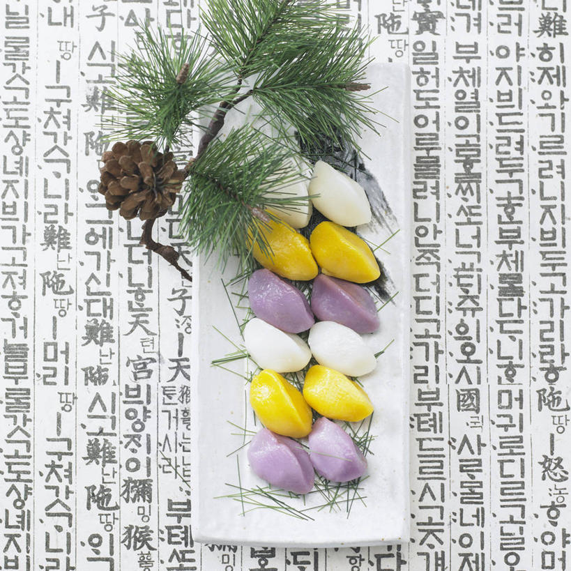 点心,无人,方图,俯视,室内,特写,白天,植物,餐桌,桌子,松树,一排,许多,阴影,整齐,反射,标志,文字,影子,字符,字母,食品,甜点,甜品,枝条,很多,标识,树,树木,树枝,食物,糕点,排列,黄色,绿色,紫色,白色,自然,甜食,一枝,生长,成长,餐台,队列,坚定,长寿,贞洁,韩语,虬枝,枝杈,彩图,高角度拍摄,朝鲜语,韩国语