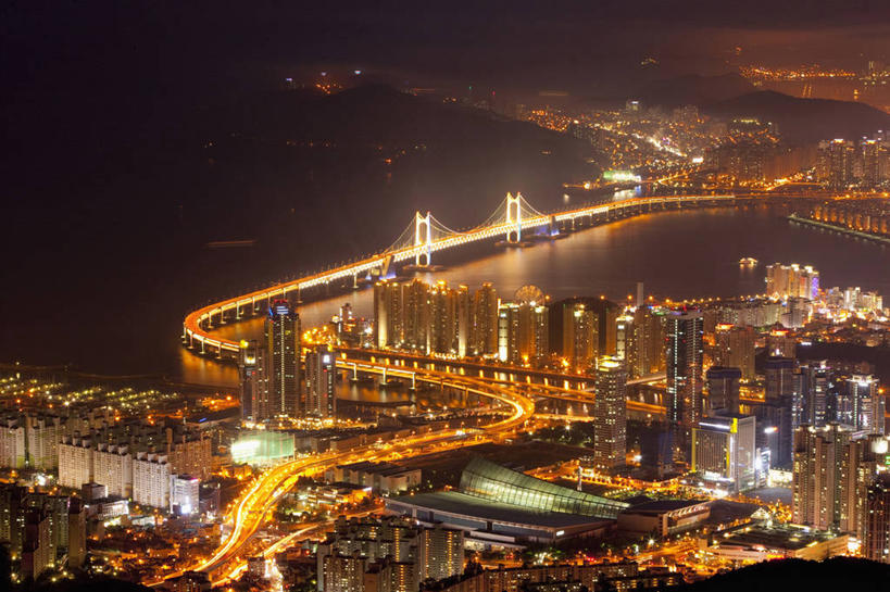 无人,高楼大厦,横图,俯视,航拍,彩色,室外,夜晚,长时间曝光,度假,河流,美景,水,城市风光,城市,大桥,大厦,道路,建筑,路,摩天大楼,霓虹灯,桥梁,夜景,公路,釜山,韩国,亚洲,阴影,光线,影子,河水,景观,水流,斜拉桥,桥,灯光,七彩,交通,娱乐,光源,霓虹,灯,享受,休闲,景色,放松,照明设备,鸟瞰,曝光,东亚,氖灯,大韩民国,釜山市,釜山广域市,广域市,斜张桥,马路,彩图,高角度拍摄,大楼,高层建筑,高楼,摩天楼