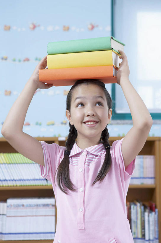 东方人,儿童,一个人,学校,站,举,竖图,室内,白天,正面,T恤衫,纯洁,窗户,柜子,书籍,亚洲,仅一个女性,仅一个人,一排,许多,握,阴影,服装,整齐,反射,影子,墙,很多,拿,T恤,拿着,扭头,注视,休闲装,黄种人,校园,玻璃窗,墙壁,墙面,排列,小孩,衣服,粉色,黄色,绿色,书本,橱柜,书柜,观察,看,托,站着,转头,仅一个小孩,三本,休闲,教室,休闲服,橘色,书橱,可爱,童年,童趣,握着,服饰,观看,察看,课堂,储存,队列,关注,童真,烂漫,无邪,储备,蕴藏,贮备,天真,女孩,女人,女性,亚洲人,孩子,书,图书,举起,举手,举着,向上举,向上伸,向上托,站立,半身,彩图,贮存,女生